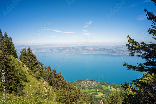 Vue sur le Lac L  man et un village en escargot de Thollon-les-M  mises en Haute Savoie