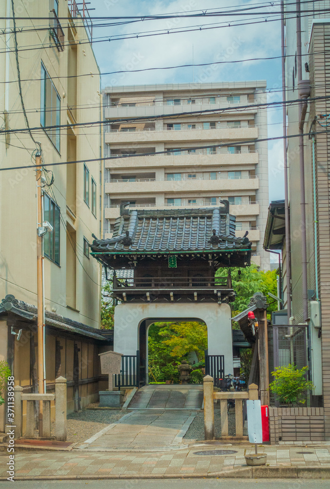 京都、善導寺の山門(竜宮門) Stock 写真 | Adobe Stock