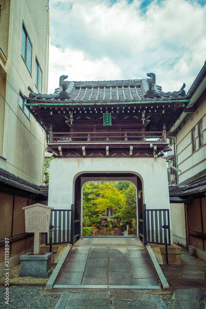 京都、善導寺の山門(竜宮門) Stock 写真 | Adobe Stock