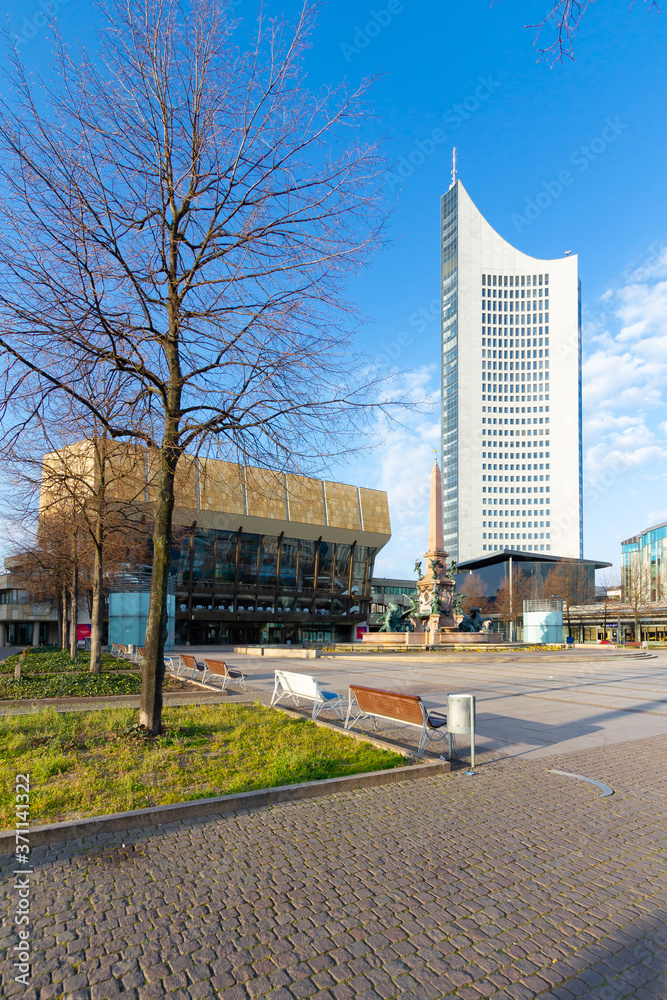 Fototapeta premium Auf dem Leipziger Augustusplatz mit Blick auf das Gewandhaus