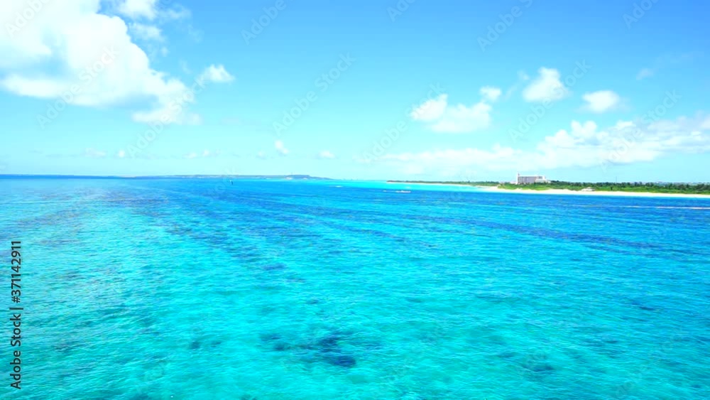 2020年8月、宮古島、来間大橋から眺める青い海と空。日本、沖縄。 2020年8月、宮古島、来間大橋から眺める青い海と空。日本、沖縄。