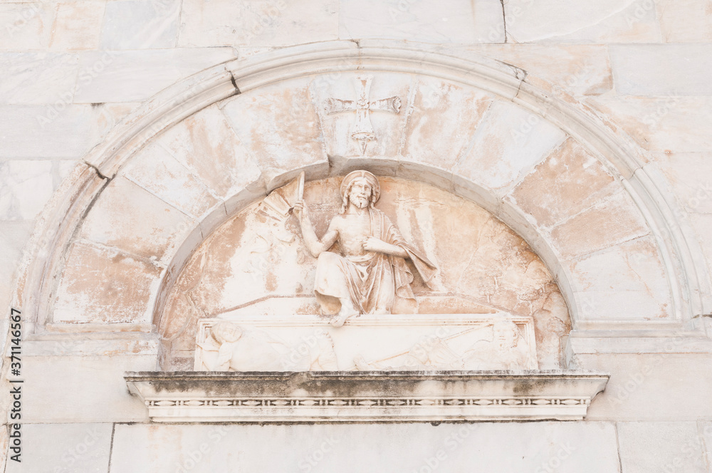 Bas-relief depicting the resurrection of Jesus on the facade of the cathedral of Pietrasanta.