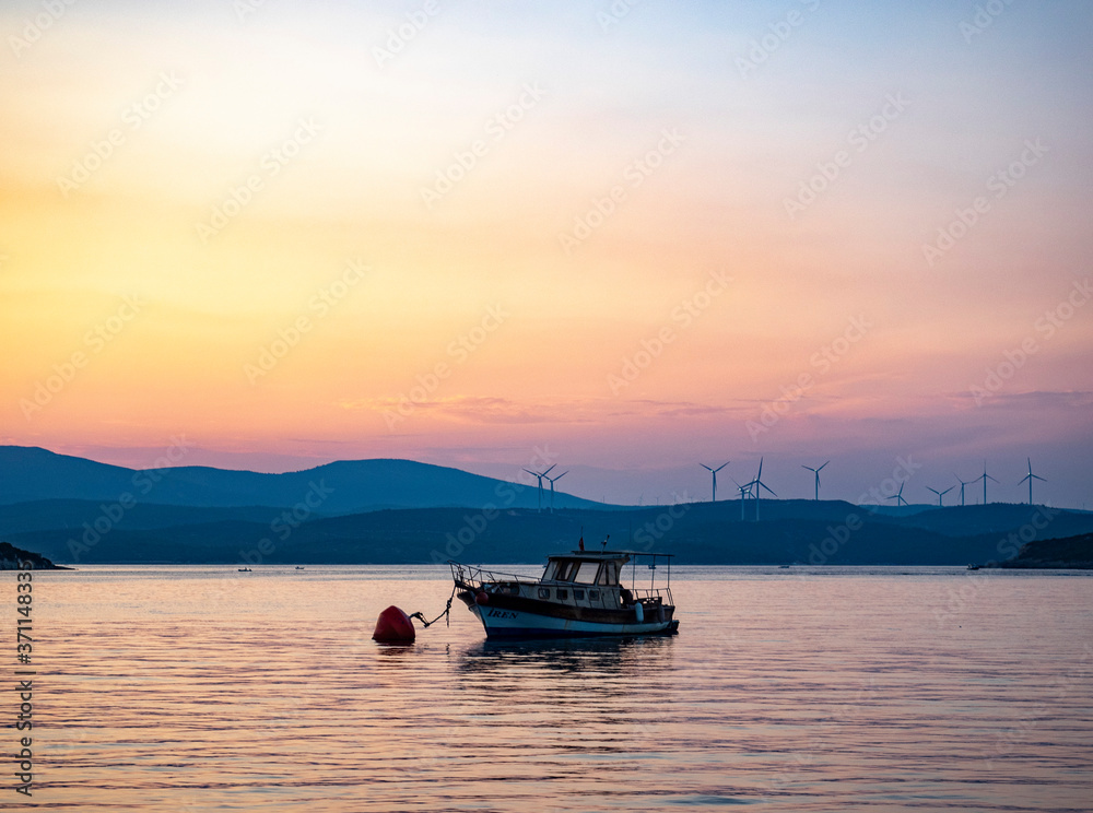 Boot allein im Meer an der Dämmerung. Sığacık - Türkei