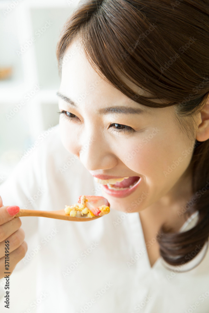 グラノーラを食べる女性 グラノーラを食べる女性