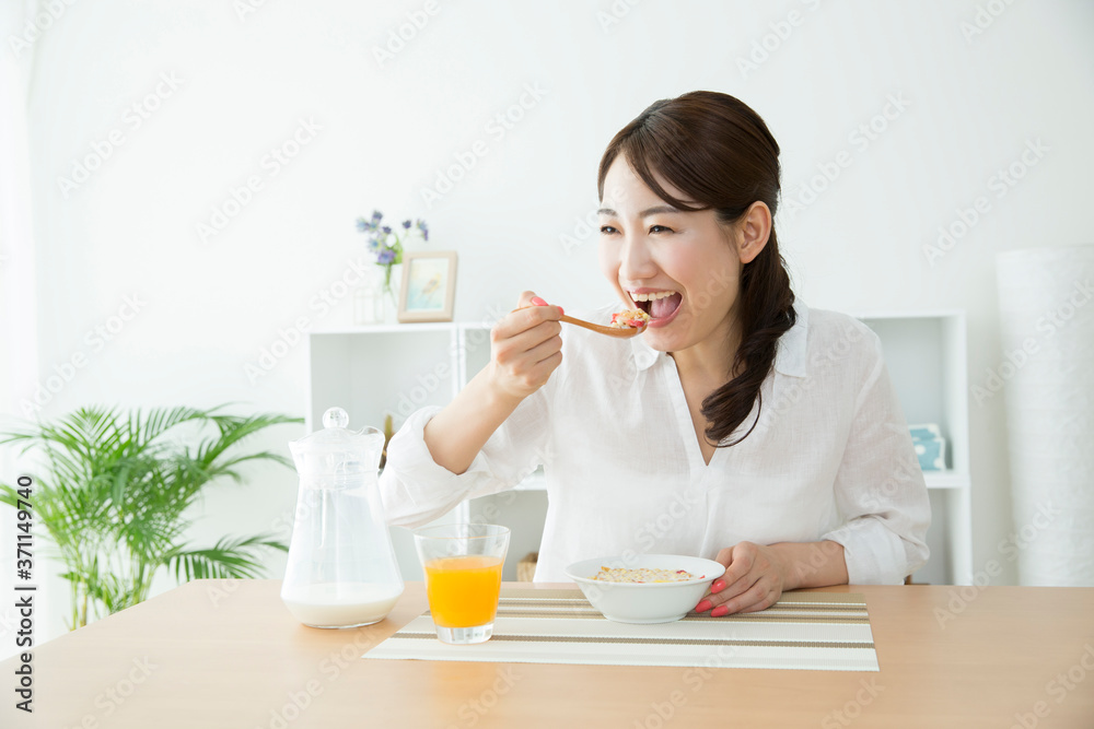 グラノーラを食べる女性の手元 グラノーラを食べる女性の手元