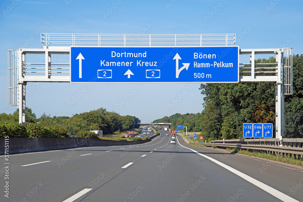 verkehrstafel-auf-autobahn-2-in-richtung-oberhausen-ausfahrt-b-nen