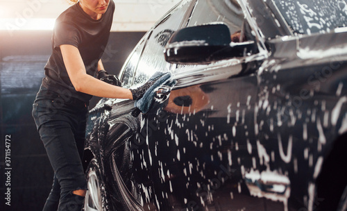 Foto Wipes vehicle that is in white soap