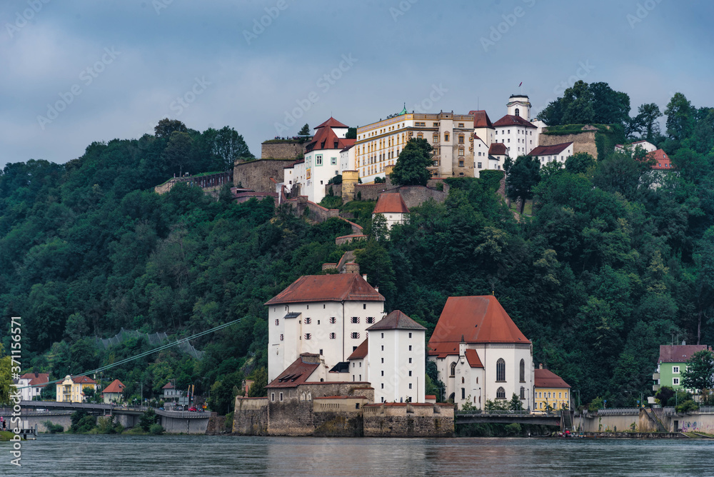 Blick auf Burg Veste Oberhaus und Niederhaus in Passau