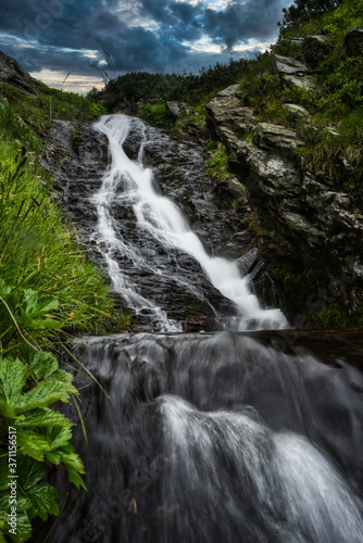 Ein beeindruckender Wasserfall in den   sterreichischen Alpen