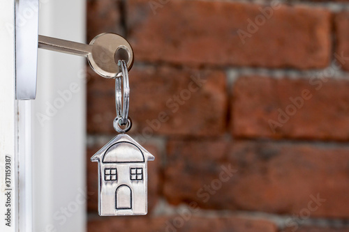 Φωτογραφία Open door with keys of house