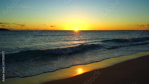 2020年8月、日本の沖縄のビーチでの夕景