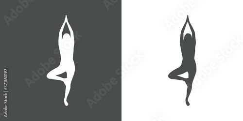 Silueta de mujer practicando la posición del árbol de yoga en fondo gris y fondo blanco