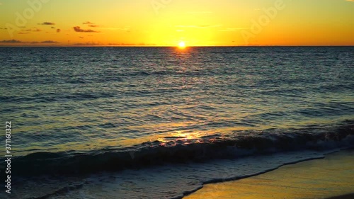 2020年8月、日本の沖縄のビーチでの夕景