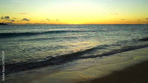 2020年8月、日本の沖縄のビーチでの夕景