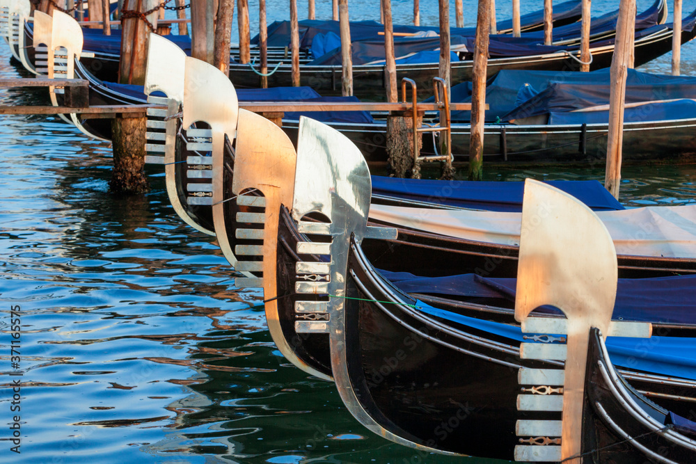 Venezia. Gondole all'ormeggio alla Salute