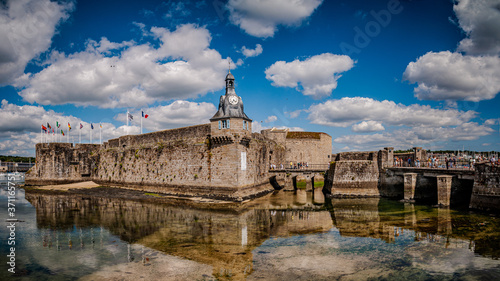 La ville fortifiée et sa muraille à Concarneau photo