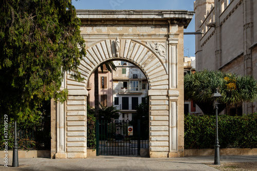 Porta Vella del Moll puerta de estilo manierista  1620   l arquitecto Antonio Saura  escultor Jaume Blanquer  Paseo de Sagrera  Palma  Mallorca  balearic islands  Spain