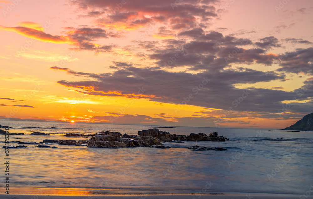 Obraz premium Sunset panorama. sunset on the beach