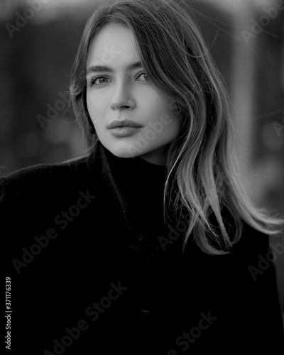 Obraz na płótnie Girl walking at street city b&w w salonie