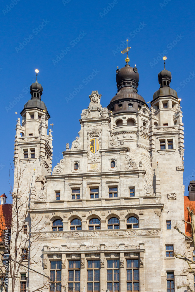 Neues Rathaus in Leipzig im Frühling