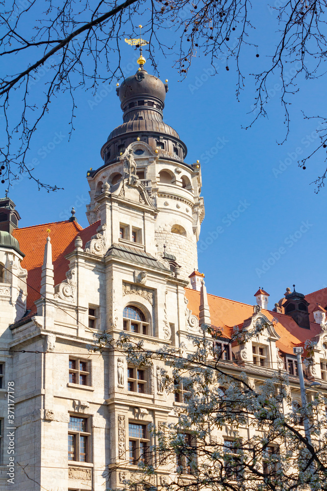 Neues Rathaus in Leipzig im Frühling
