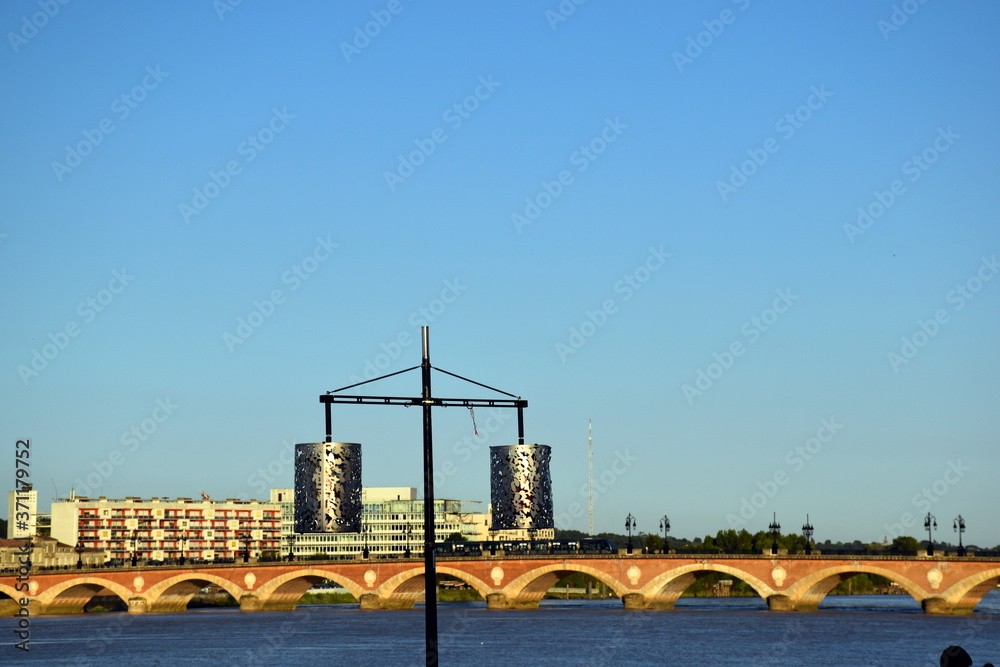 Pont de Pierre in Bordeaux in der Abendsonne Pont de Pierre in Bordeaux in der Abendsonne