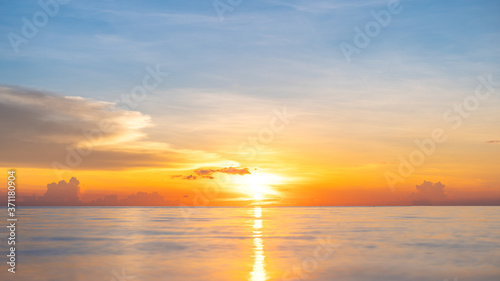 Obraz na płótnie Sun reflection in the sea by the sunset w salonie