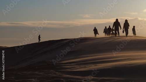 Silhouettes de personnes marchant sur le sommet de la Dune du Pilat     contre-jour