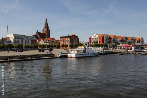 Barth an der Ostsee, Hafenplatz und Stadtpanorama