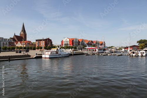 Barth an der Ostsee; Hafen, Hafenplatz und Kirche