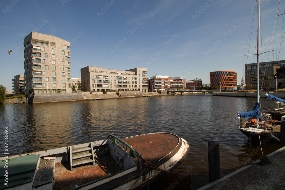 Modernes Wohnen und Arbeiten am Wasser; Stadthafen Rostock (Holzhalbinsel)