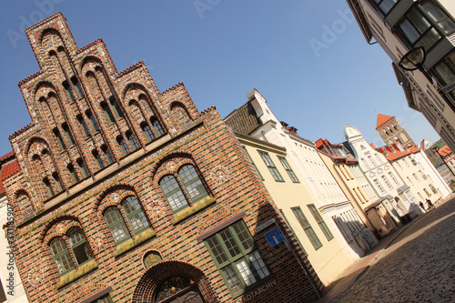 Blickwinkel in der Rostocker Altstadt mit Kerkhofhaus und St. Nikolai