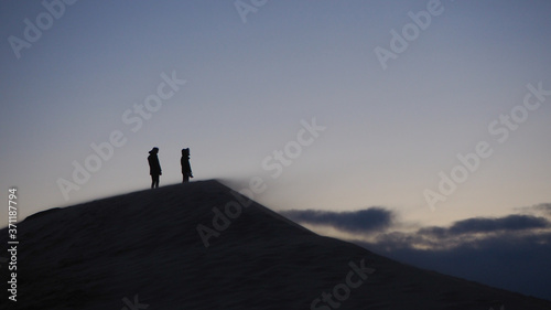 Silhouettes au sommet de la Dune du Pilat, photographiées après le coucher de soleil © Anthony