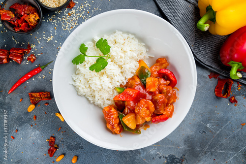 Φωτογραφία chicken in sweet and sour sauce with rice, chinese cuisine