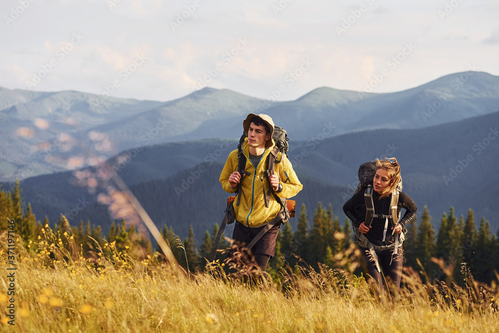 Ταπετσαρία Beautiful young people travel together