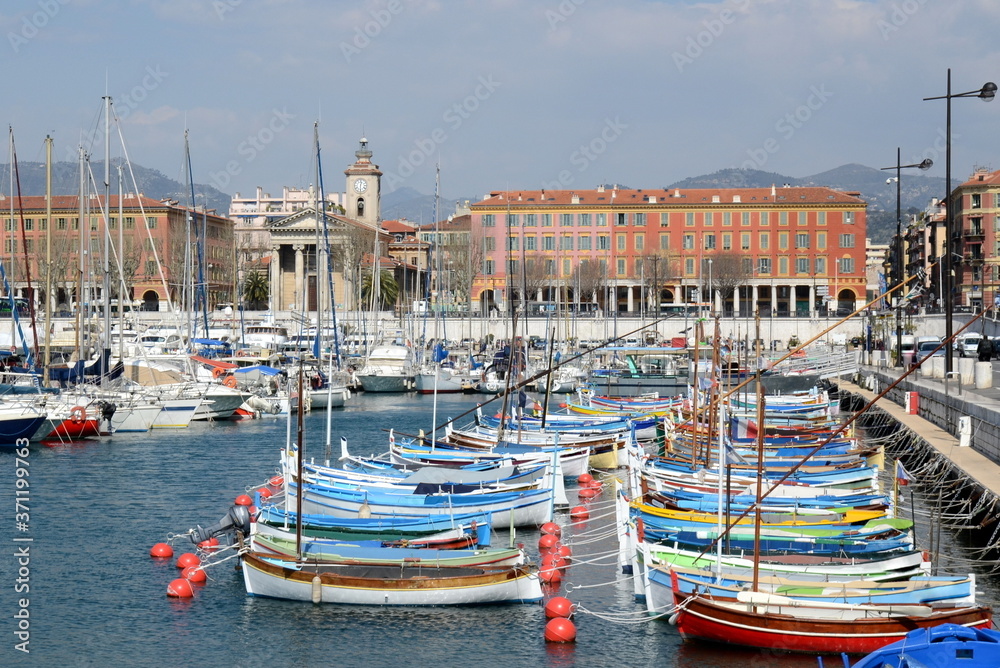 France, côte d'azur, le port Lympia de Nice ville aves ses bateaux typiques appelés pointus, ce port de plaisance sert aussi pour les liaisons avec la Corse et la Sardaigne.