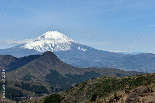 箱根明神ヶ岳からのぞむ春の富士山と南アルプス © papanosuke