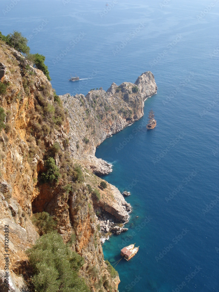 Φωτογραφία The rocky coast in the form of a crocodile Turkey Alanya in Mediterranean sea