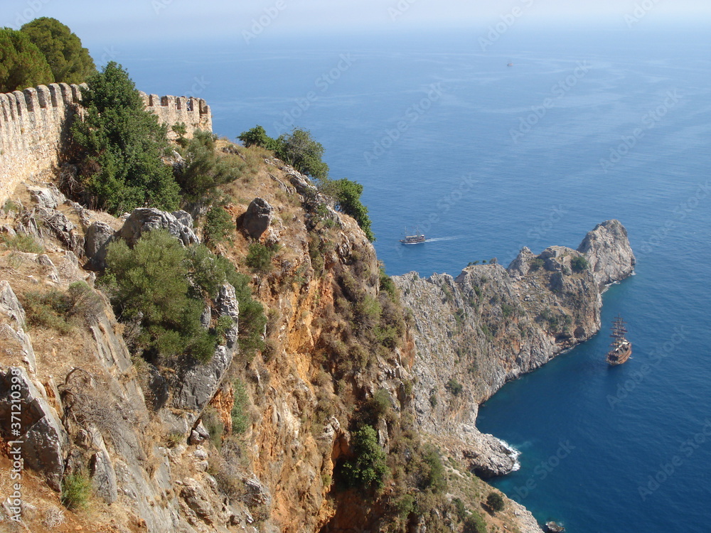 Φωτογραφία The rocky coast in the form of a crocodile Turkey Alanya in Mediterranean sea