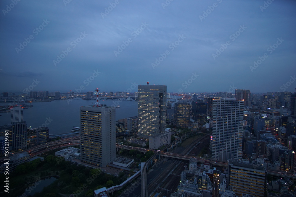 Fototapeta premium Beautiful urban cityscape with Tokyo city under twilight sky