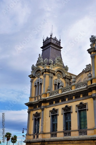 belle façade de bâtiment en Espagne