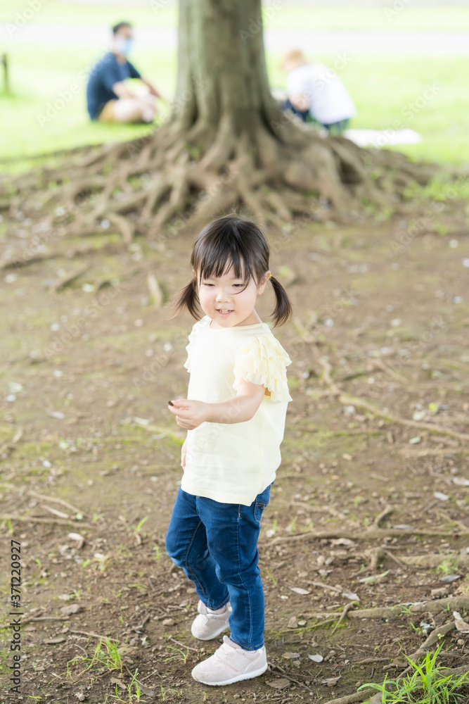 公園で遊ぶ子供たち 公園で遊ぶ子供たち