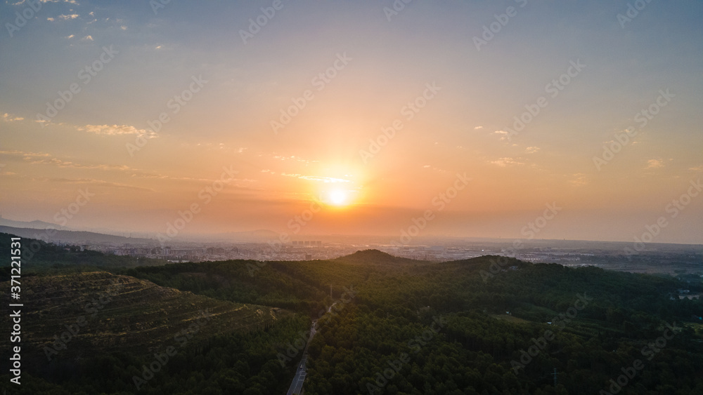 Amanecer con el Skyline de Barcelona en el Horizonte