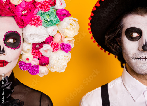 Fotografie Cropped closeup headshot photo of pretty couple man lady half-face scary serious