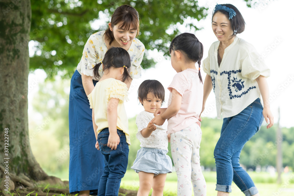 公園で遊ぶ子供たち