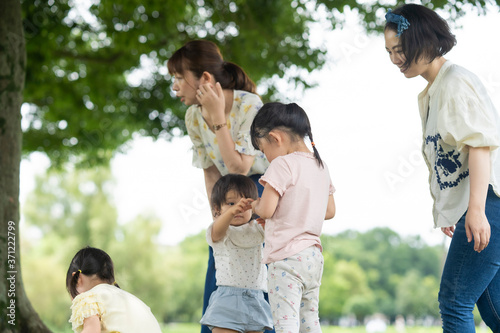 公園で遊ぶ子供たち © maru54