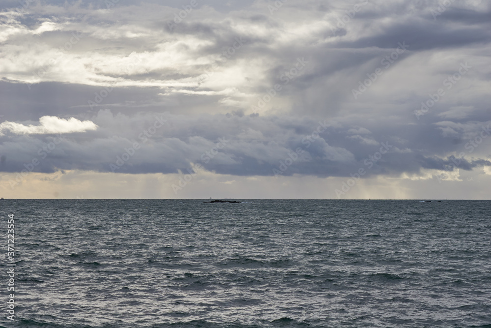 Mer et ciel nuageux à l'horizon . Mer et ciel nuageux à l'horizon .