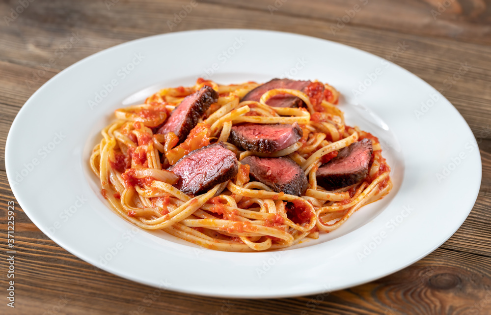 Fototapeta premium Steak linguine pasta