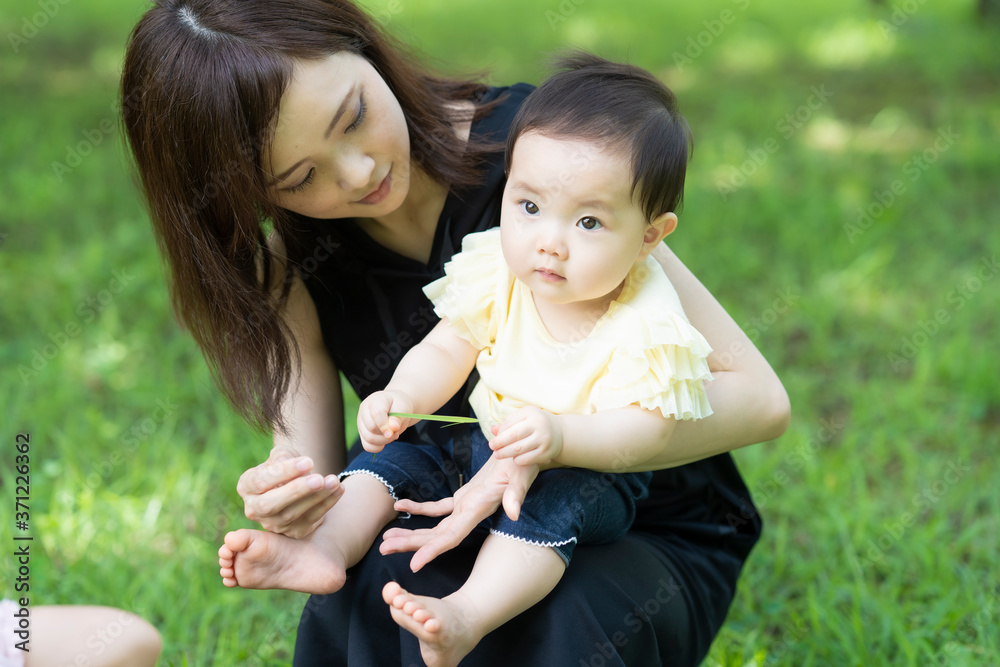 公園で遊ぶ子供たち