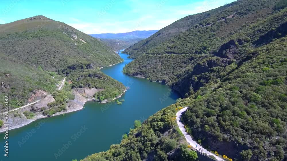 Rivera de rio que va realizando zigzag hasta llegar al pantano. Rivera de rio que va realizando zigzag hasta llegar al pantano.